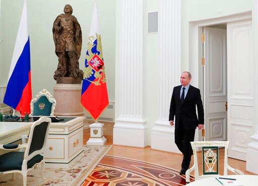 Putin Meets Palestinian Leader, Conveys Greetings from Trump