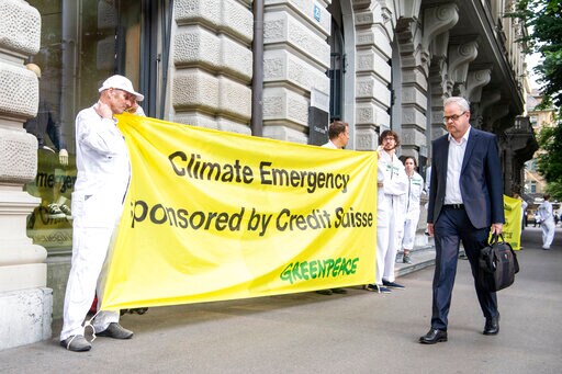Swiss Police Clear Climate Protest at Bank, Detain 2 Dozen