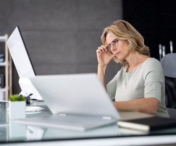 woman looking confused at computer