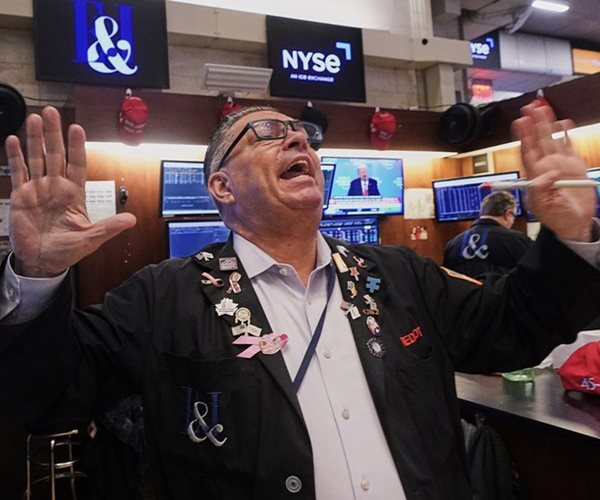 US Stock Futures Slip as AI Disruption Concerns Persist