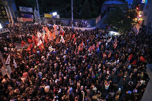 Scuffles Break out as Police Hold Back Turkish Mourners