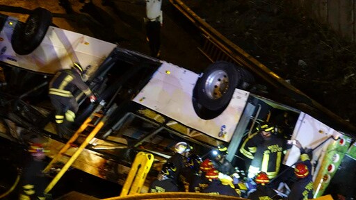 Firefighters Work until Dawn to Remove Wreckage of Bus Carrying Tourists in Venice; 21 Dead