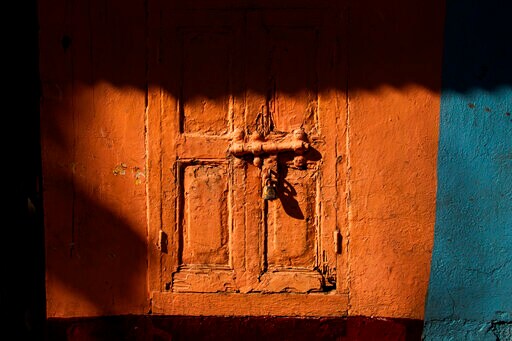 AP PHOTOS: Locked Shops Confront Buyers in Indian Market