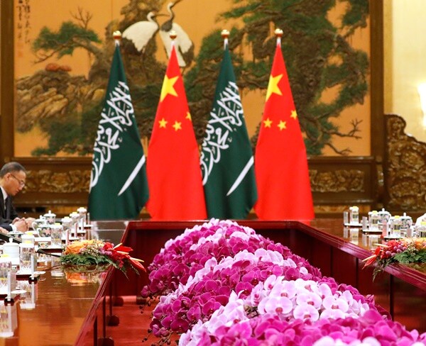 flag during saudi and chinese meeting