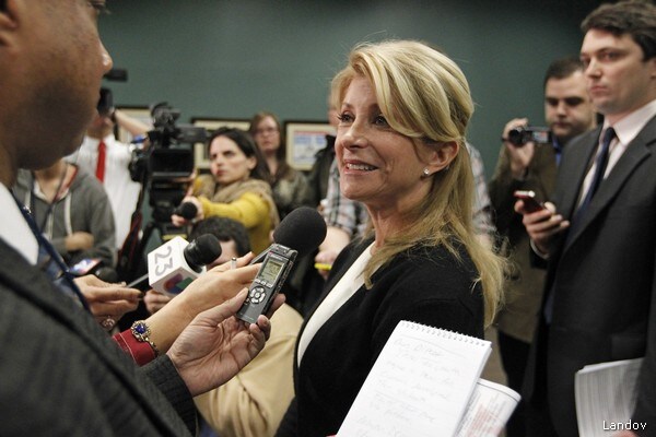 Texas Democrat Davis' Gov. Campaign Unscathed Despite Resumé Ruckus