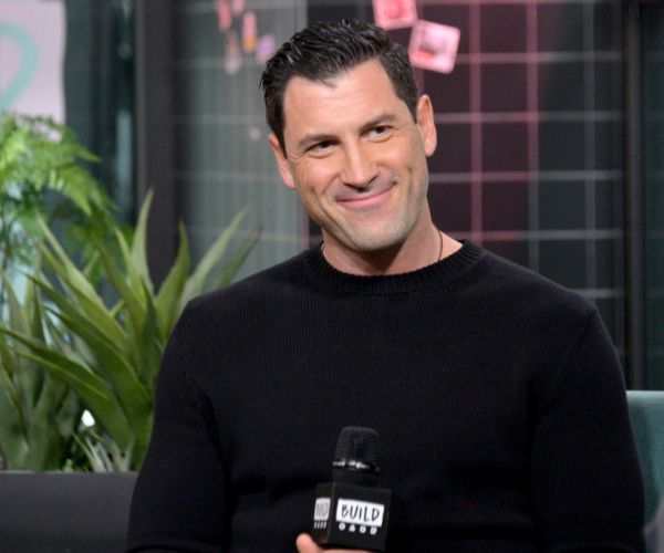 'DWTS' Alum Chmerkovskiy Flies to Poland to Aid Ukrainian Refugees