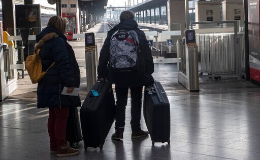 Glimmers of Cheer for Paris Commuters on 26th Day of Strikes