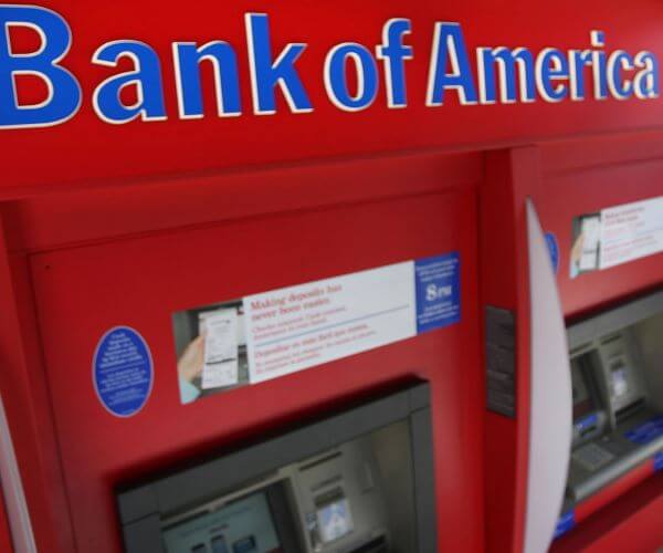 US Bank Stocks Sink as Tariffs Cloud Deals, Loans