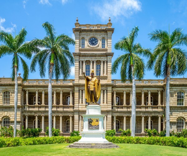 the aloha state supreme court building with statues  