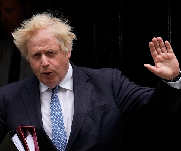 Boris Johnson Arrives Back in Britain to Attempt Rapid Political Comeback