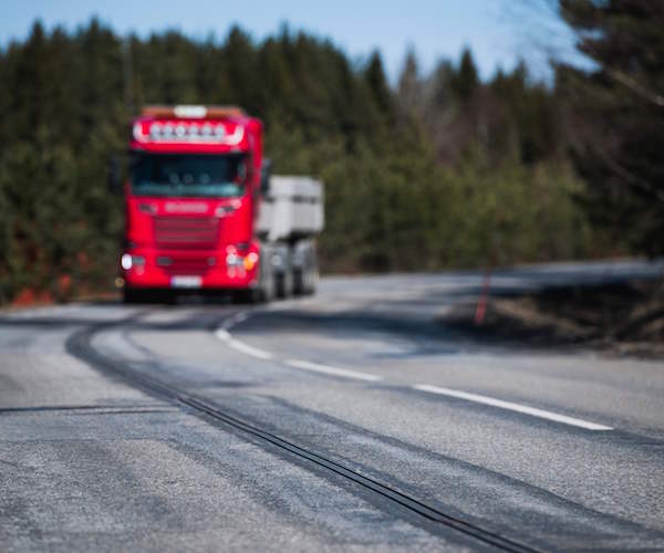 Sweden Electrified Road Charges Vehicles on the Go