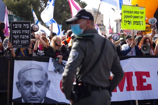 In Israel, Twin Dramas Point to Difficult Path for Netanyahu