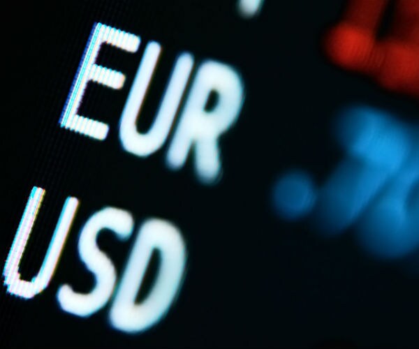 Hedge Funds' Currency Trading Plunges 29 Percent in Spot Market