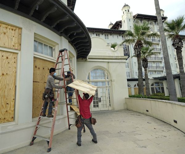 Hundreds of Thousands Flee US Coast Ahead of Hurricane Laura