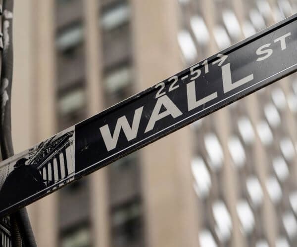 Wall St Rallies to Higher Close on Fed Pause Hopes