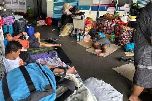 Typhoon Blows off Roofs, Floods Villages and Displaces Thousands in Northern Philippines