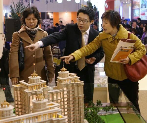 China's Zhenro Properties Slumps After Debt Warning