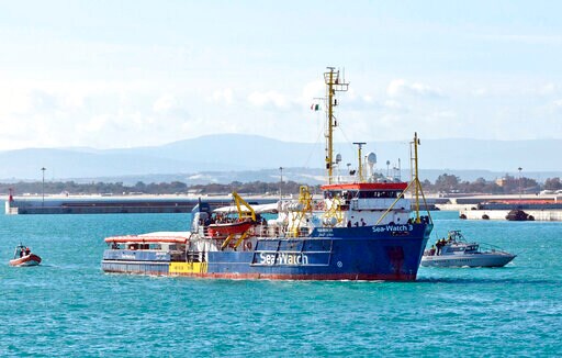 The Latest: Migrants Disembark from Rescue Ship in Sicily