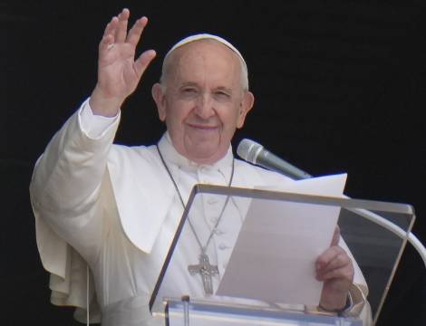 Pope Chides Europe, Comforts Migrants on Return to Lesbos