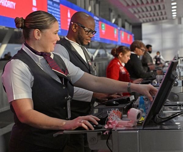 US Service Sector Cools Amid Signs of Inflation