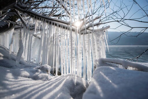 Geneva Airport Temporarily Shut after Snowfall Blankets City