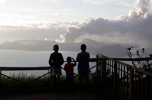 Philippine Volcano Spews Lava, Ash for 3rd Day, 30,000 Flee
