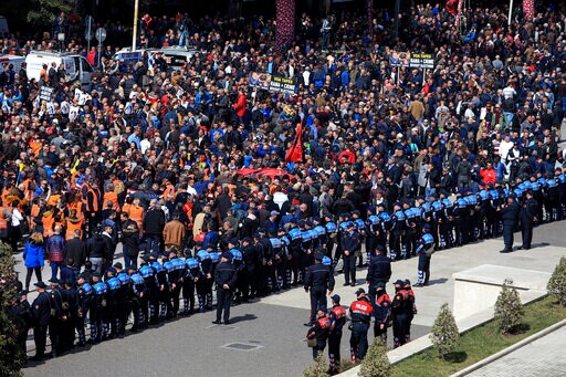Thousands of Albanian Protesters Call for Govt to Step Down