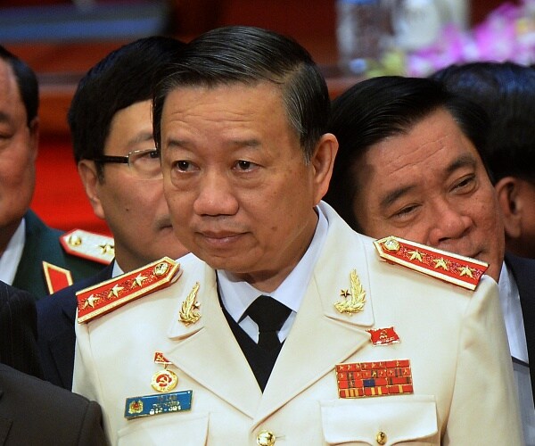 Facebook Unblocks '#saltbae' Hashtag After Vietnamese Minister's Golden Steak