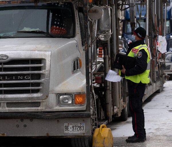 Canada Police Threaten Protesters With Arrest; Govt. Links Blockade to Extremists