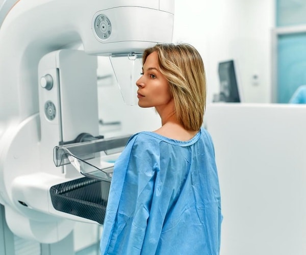 woman undergoing a mammogram