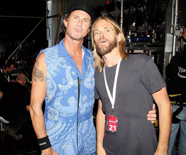 chad smith left and taylor hawkins pose for a photo at wembley stadium in london in 2007
