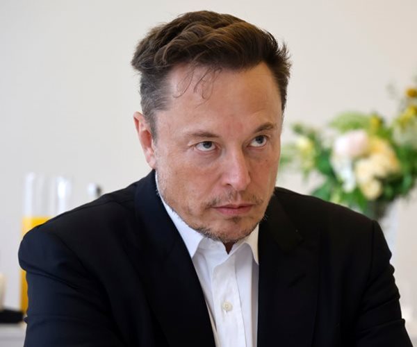 Musk to Remain Tesla CEO, Begin Advertising Cars  