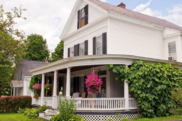 High Housing Prices Damp Sales of Existing Homes to Miss Forecast