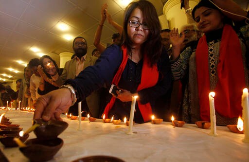 Suicide Bombers Kill 5 outside Court in Northwest Pakistan