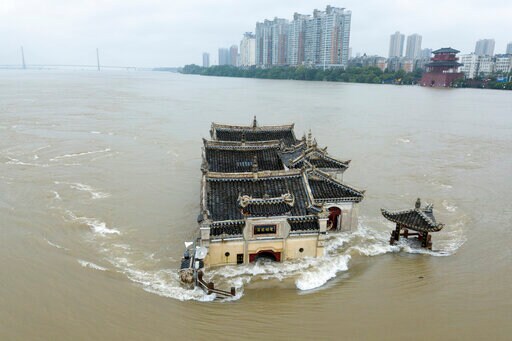 Breached Levees Trap Thousands as Flooding in China Worsens