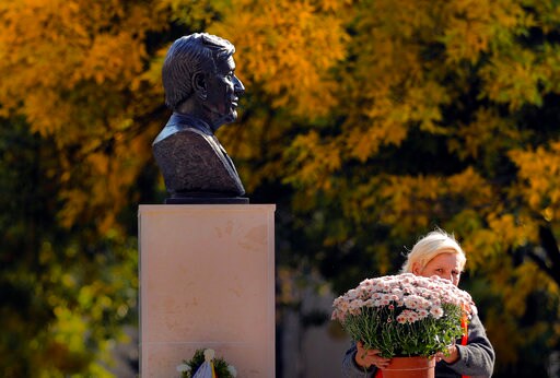 Elie Wiesel Bust Unveiled in Romania to Mark Holocaust Day