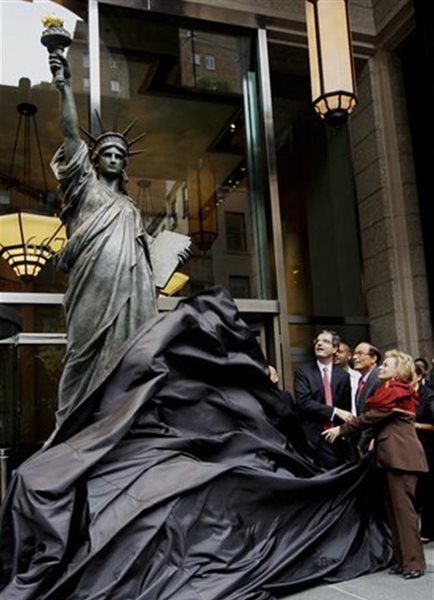 NY Businessman Gets $1 million Statue of Liberty Replica