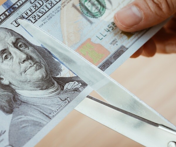 US Shale Producers Cut Executive Pay as Oil Prices Crash