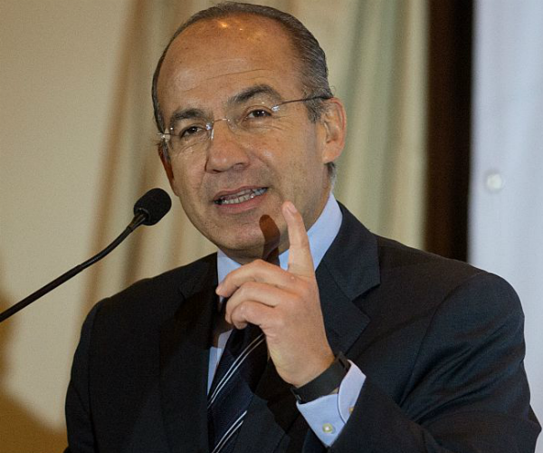  Felipe Calderon delivers a speech 