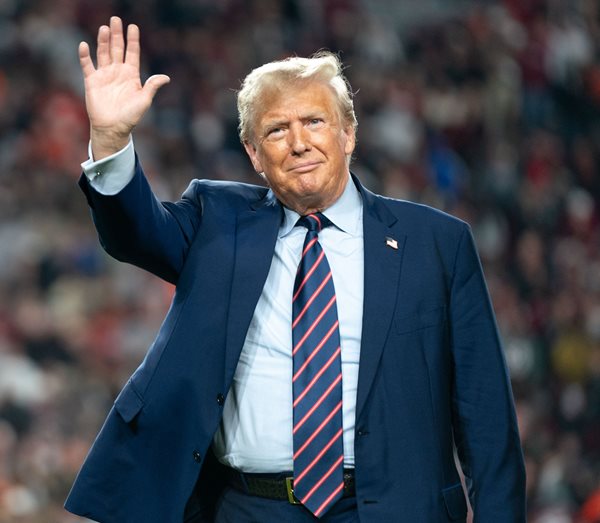 Dem Urges Fed Cuts Now to Stop Trump 2024 Win