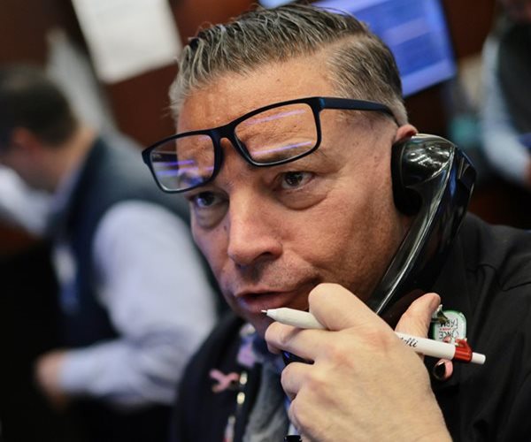 Wall Street Indexes End Mostly Lower as Oil Climbs