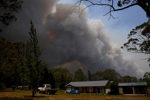 Australian PM Apologizes for Family Vacation amid Wildfires