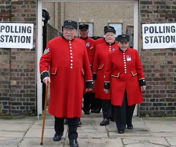 Global Markets Lurch as Early Results Favor Brexit