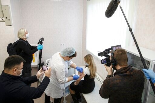 Russia's COVID-19 Vaccine Rollout Draws Wary, Mixed Response