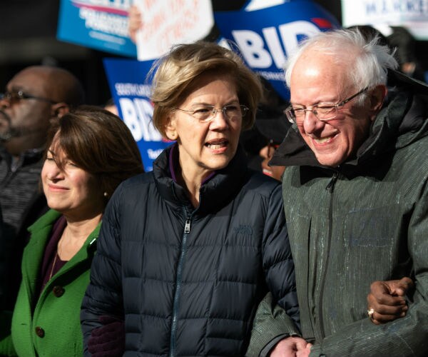 Democratic Candidates Pour Into Iowa for Last-Minute Push