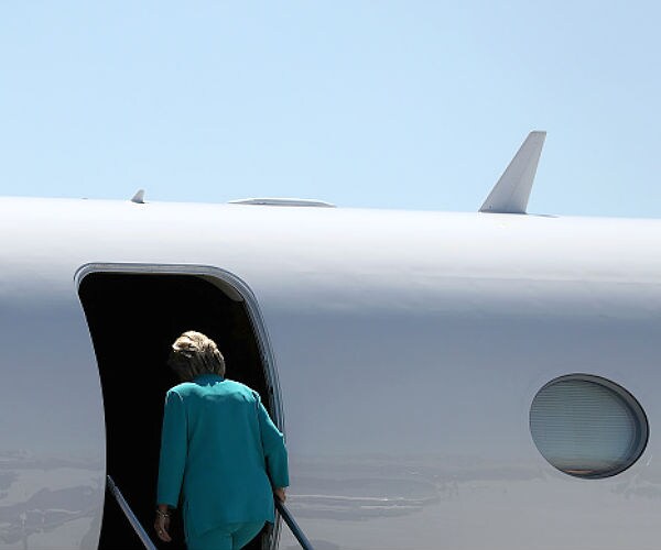 Clinton Will Let Reporters Ride Her Campaign Plane