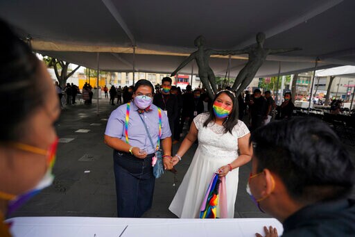 Mass Same-sex Wedding in Mexico Challenges Discrimination