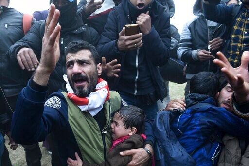 Last Migrants End Protest, Evacuate Makeshift Camp in Greece