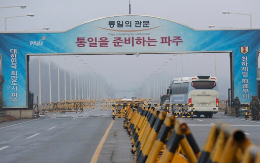 2 Koreas Discuss Northern Art Troupe's Visit During Olympics