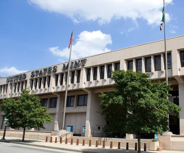 Treasury Yields Sink as Banking Worries Linger